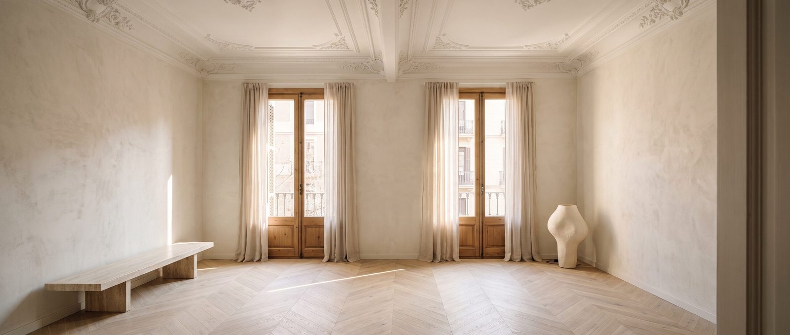 Salón reformado con suelo de espiga y balcones